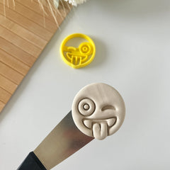 dil-cikaran-emoji-kurabiye-kalibi
