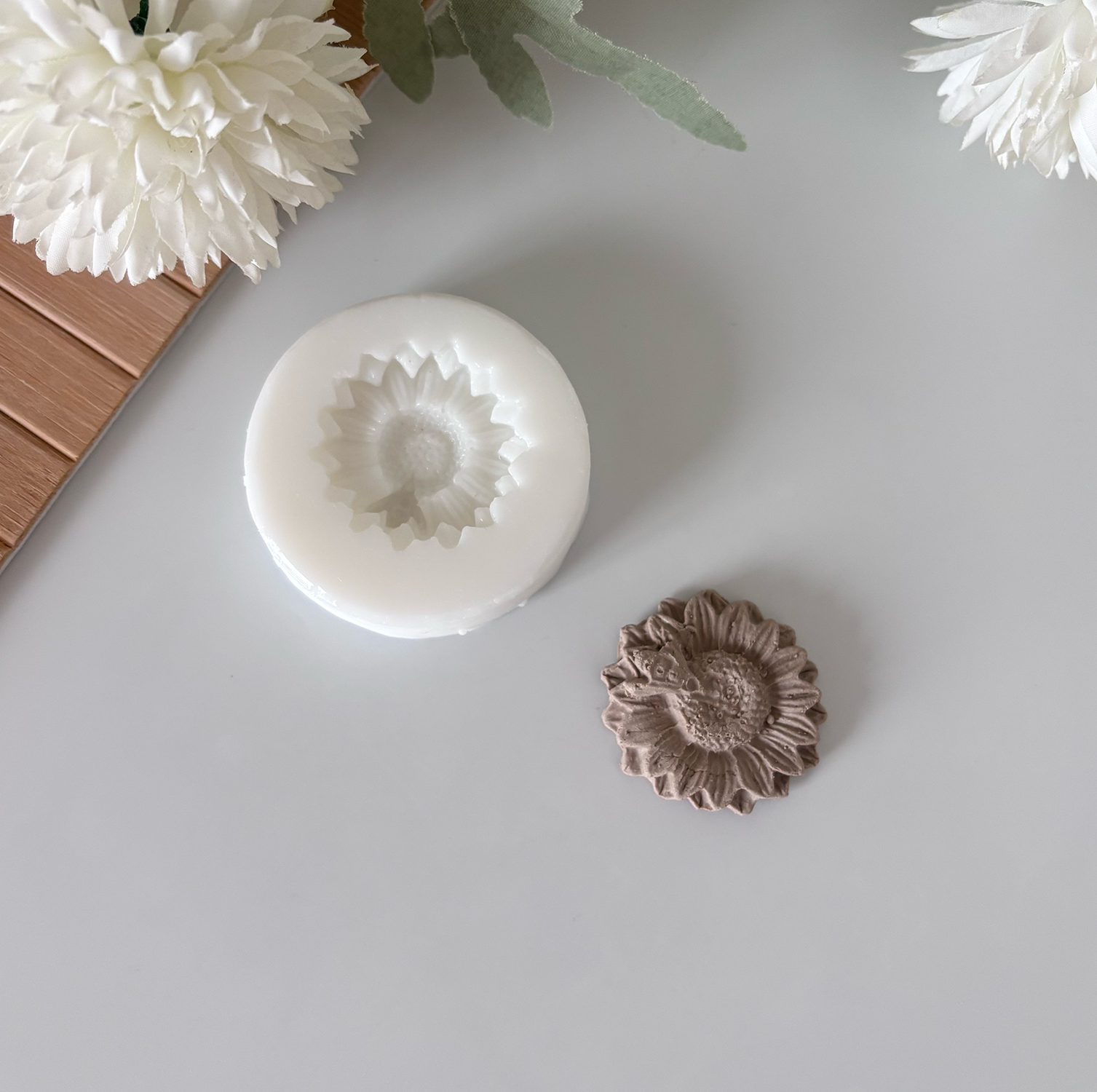 Mini Arı Detaylı Papatya Silikon Kalıp – 3 cm