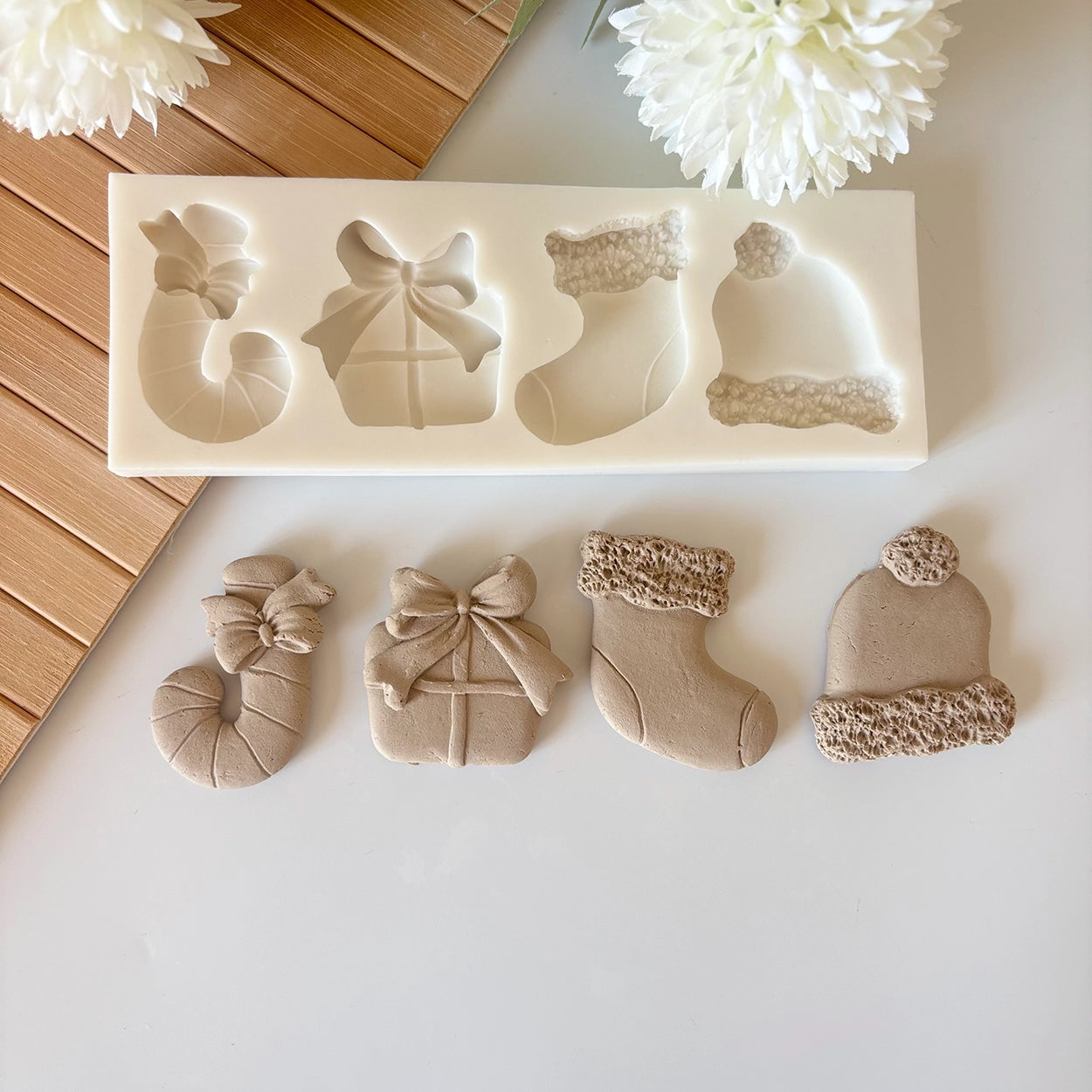 4’lü Yılbaşı Temalı Silikon Kalıp – 4 cm Figürler | Hediye, Çorap, Şeker ve Bere